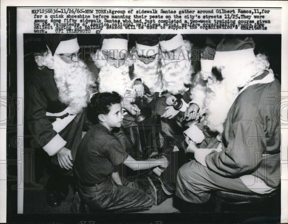 1960 Press Photo Sidewalk Santas Gather Around Gilbert Ramos for a Shoeshine - Historic Images