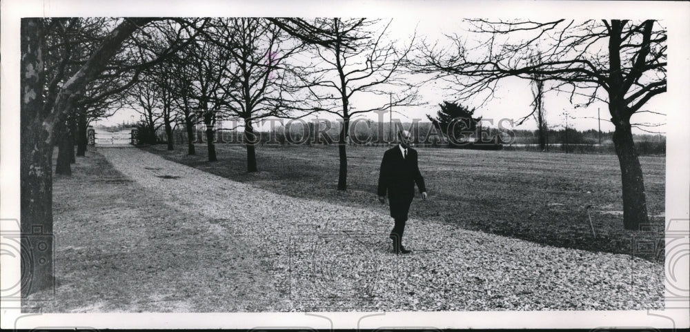1969 Press Photo Frank Kozlowski, Commissioner of Cemeteries - Historic Images