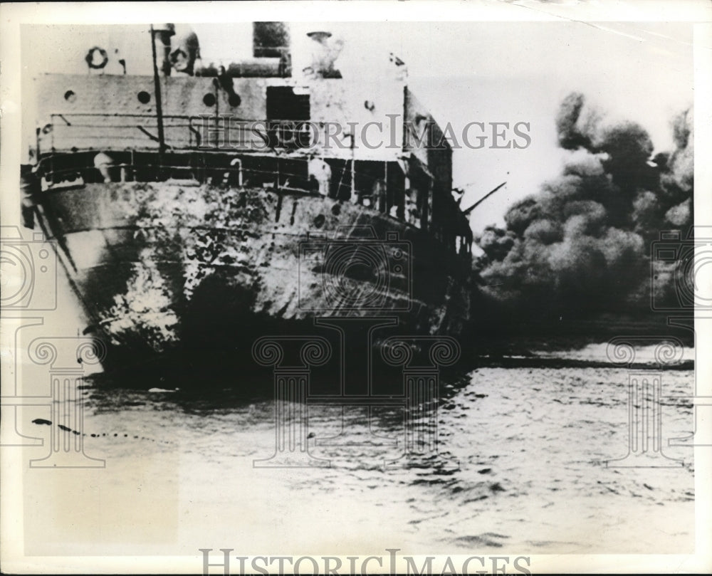 1942 Press Photo A U. S. Tanker as it blazes following an attack by Axis sub - Historic Images