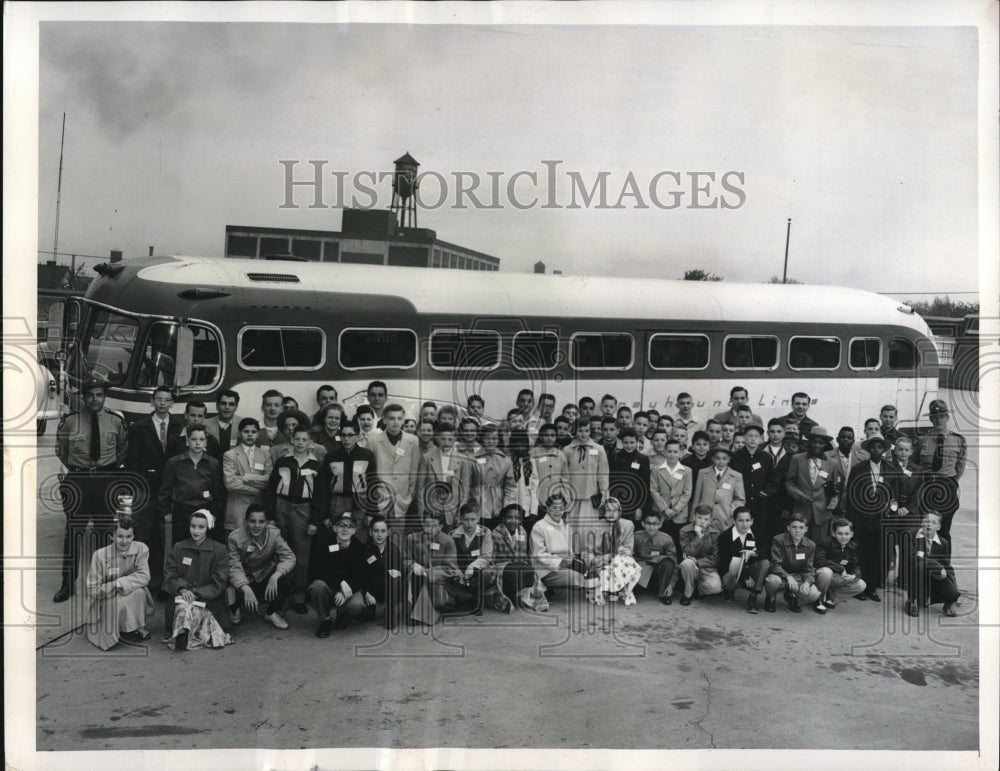 1954 Press Photo 3 busloads of Greater Cleveland School Safety Patrolmen - Historic Images