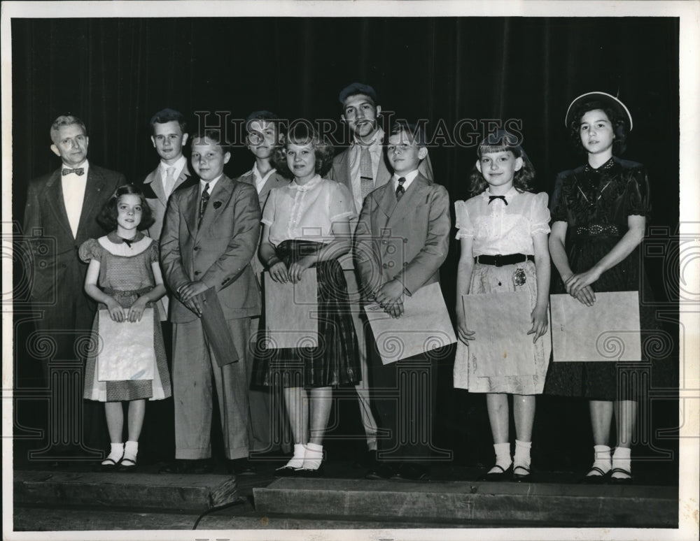 1953 Press Photo Students accepting safety awards from Norman Shaw - Historic Images