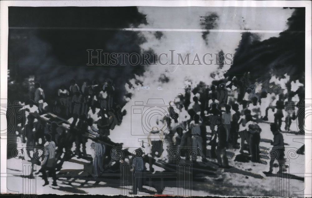 1956 Press Photo Rioters in streets of Bombay burn municipal equpment - Historic Images