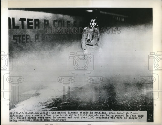 1949 Press Photo Gas-masked firement after pipe burst leaking liquid ammonia - Historic Images