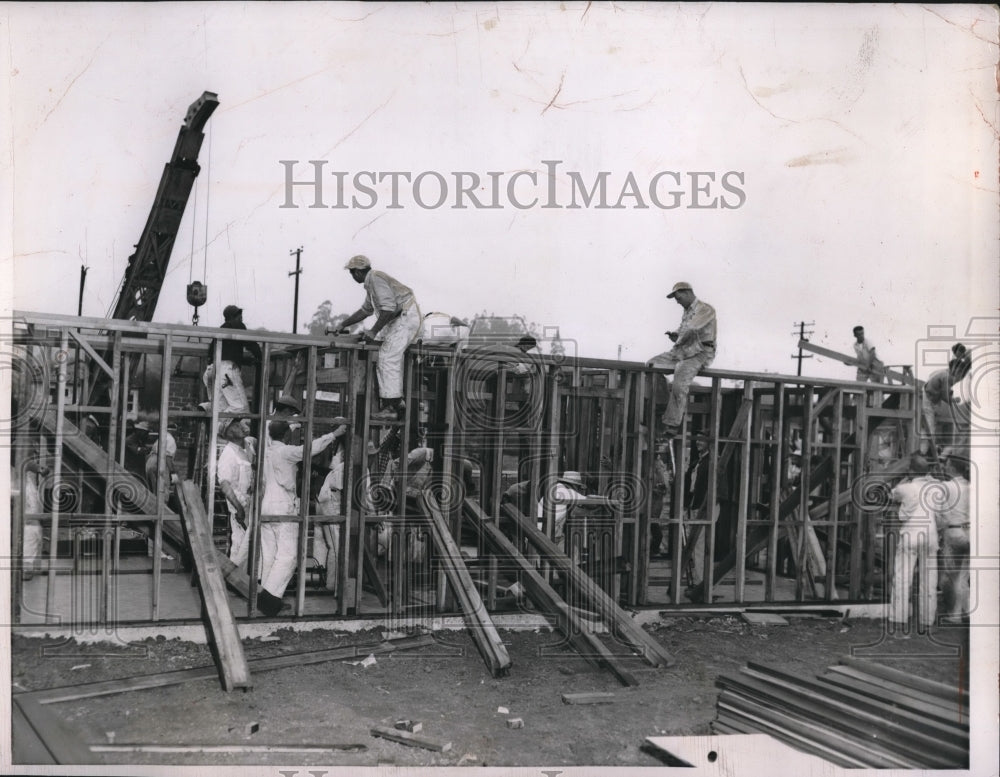 1950 Santa Roosa, Calif. workmen build a house in 6 &amp; a half hours - Historic Images