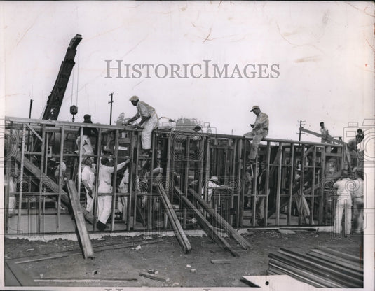 1950 Santa Roosa, Calif. workmen build a house in 6 & a half hours - Historic Images