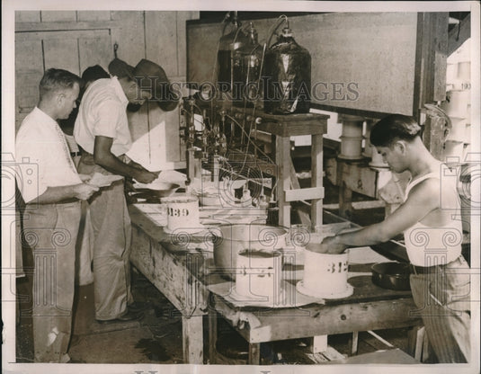 1935 Press Photo Honolulu sugar cane lab tests, RJ Borden at chemical table - Historic Images