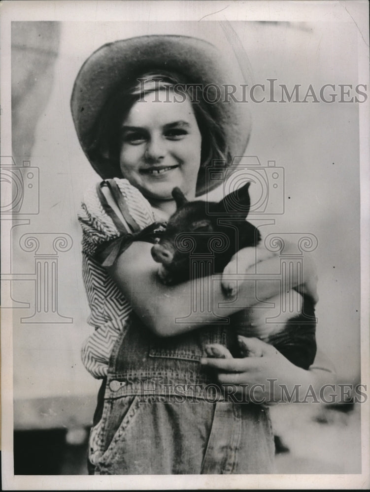 1937 Press Photo Norma Shaffer &amp; baby pig at Western stock show in La, Calif. - Historic Images