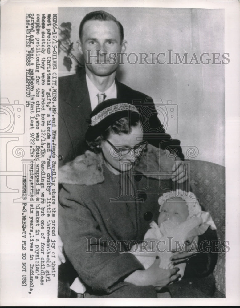 1954 Press Photo Mr. and Mrs. James Sandling and baby - Historic Images