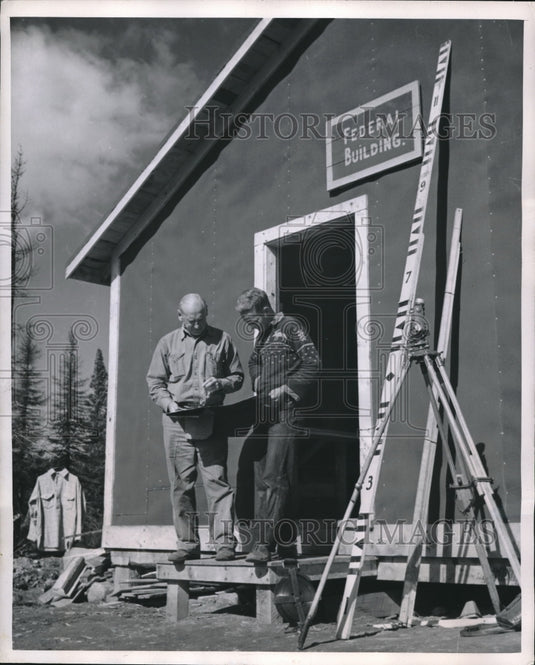 1949 Press Photo Chief Howard Spence, assistant Cliff Thompson - Historic Images