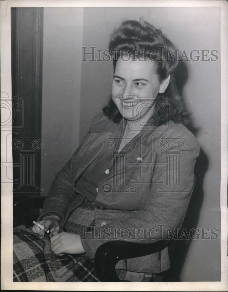 1944 Press Photo Doris Marie Spring, 28, states she has acquired 4 husbands - Historic Images