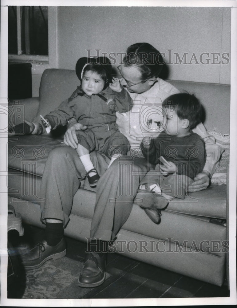 1956 Press Photo Veldie Arvel Kelly, with Diann, Jim, Korean War Orphans-Historic Images