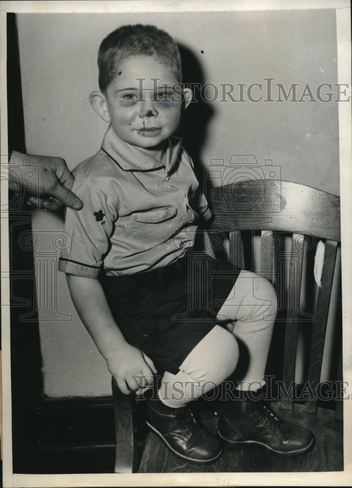 1939 Press Photo tot Jimmy Strachen beaten by father, John Strachen, NYC - Historic Images