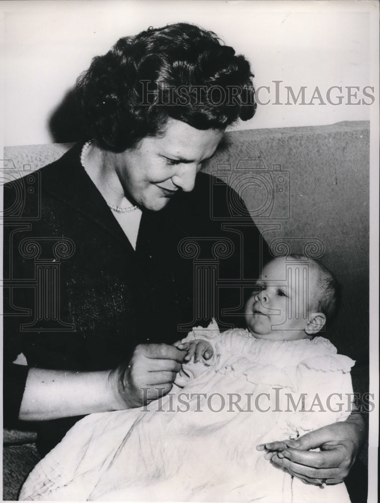 1961 Press Photo Kenosha, Wis.Mrs Mary Smith &amp; new grandson - Historic Images