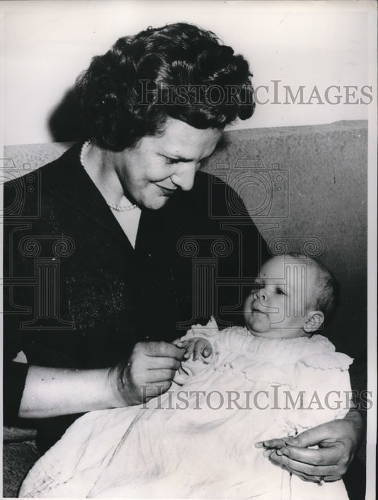 1961 Press Photo Kenosha, Wis.Mrs Mary Smith & new grandson - Historic Images