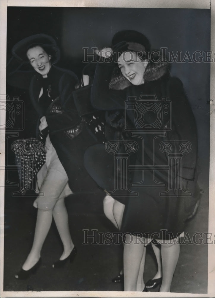 1940 Press Photo Chicago, Ill pedestrians hold hats against 60 MPH winds - Historic Images