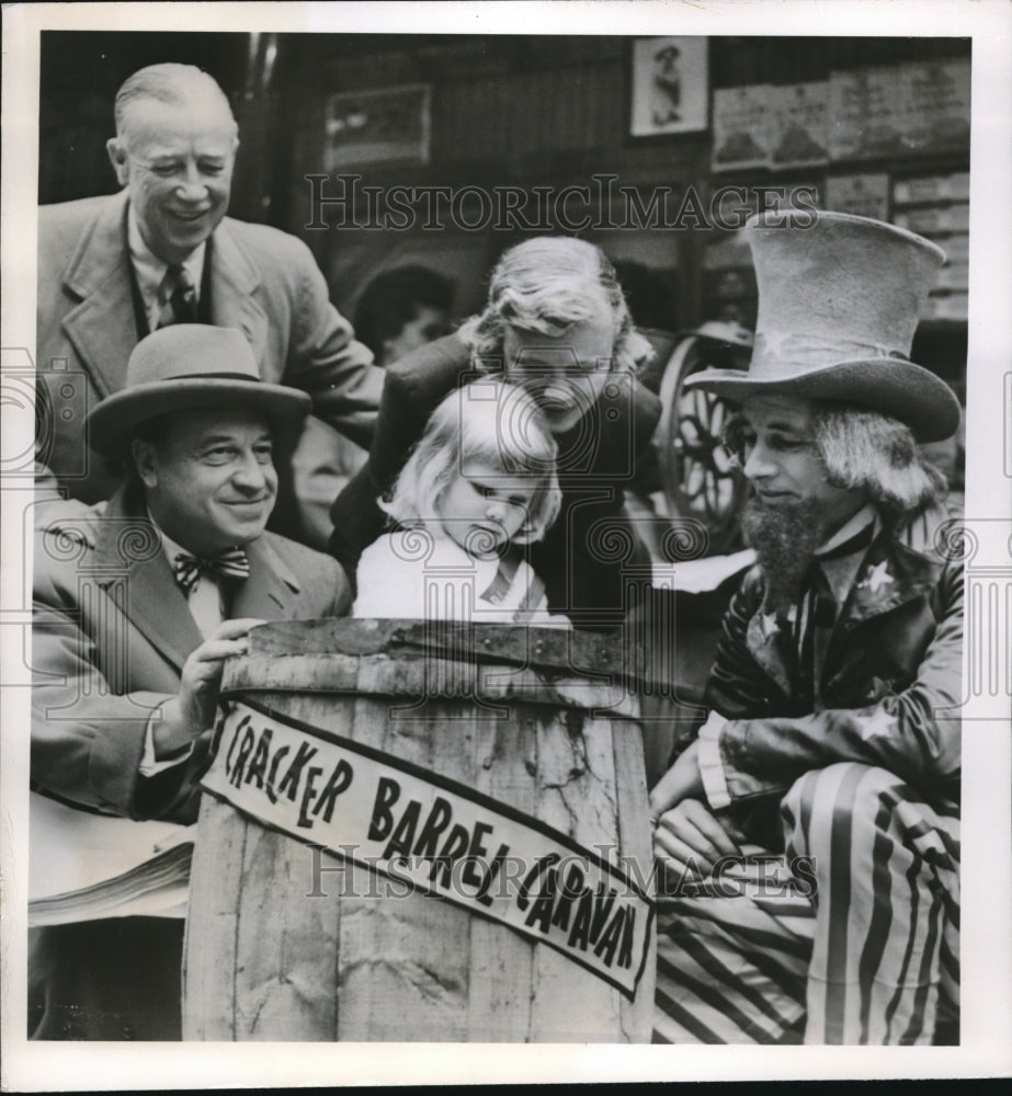 1950 Press Photo &quot;Cracker Barrel&quot; Campaign Underway at Independence Hall Philade - Historic Images