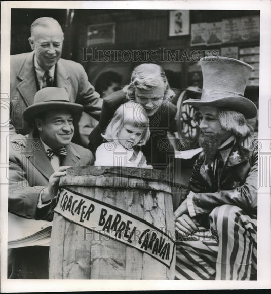 1950 Press Photo "Cracker Barrel" Campaign Underway at Independence Hall Philade - Historic Images