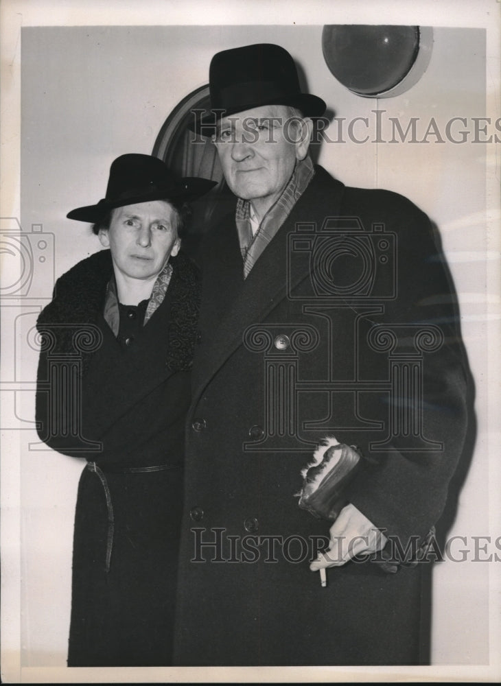 1940 Press Photo NYC, Mr &amp; Mrs Emmet Sullivan arrive from Brussels - Historic Images