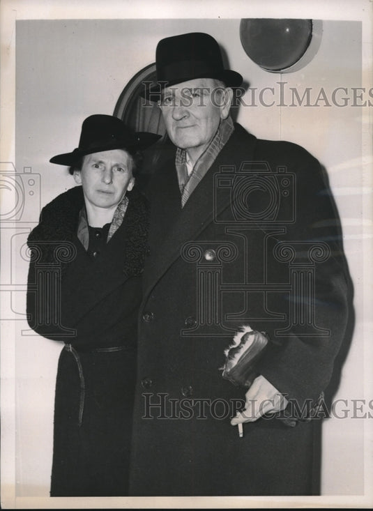 1940 Press Photo NYC, Mr & Mrs Emmet Sullivan arrive from Brussels - Historic Images