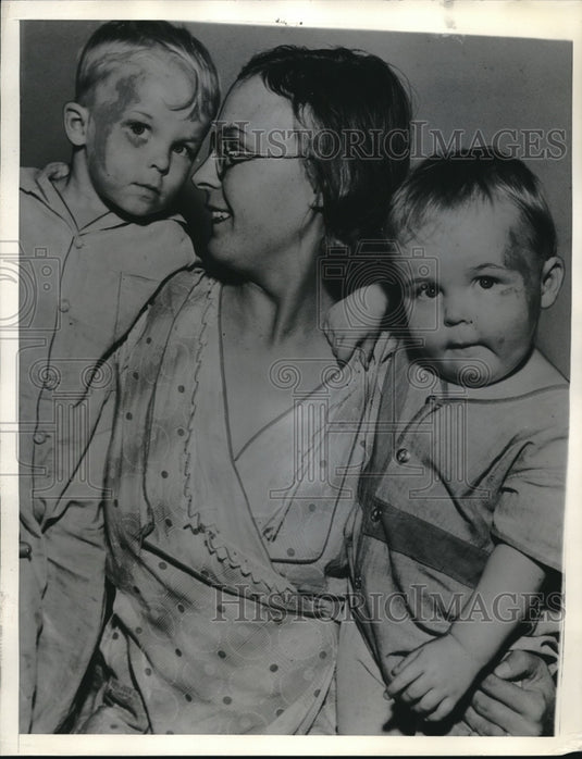 1934 Press Photo Mrs Esther Ross & her sons Alan, Gordon in NYC - Historic Images