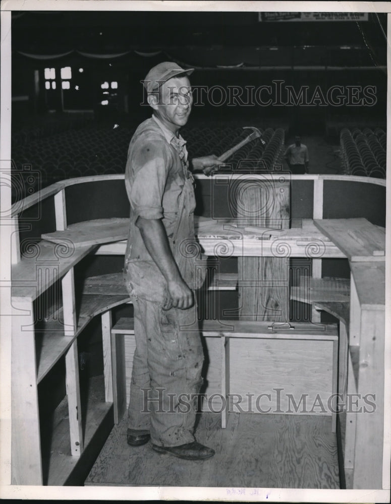 1952 Press Photo Chicago, Ill Walter Russ, carpenter at convention hall - Historic Images