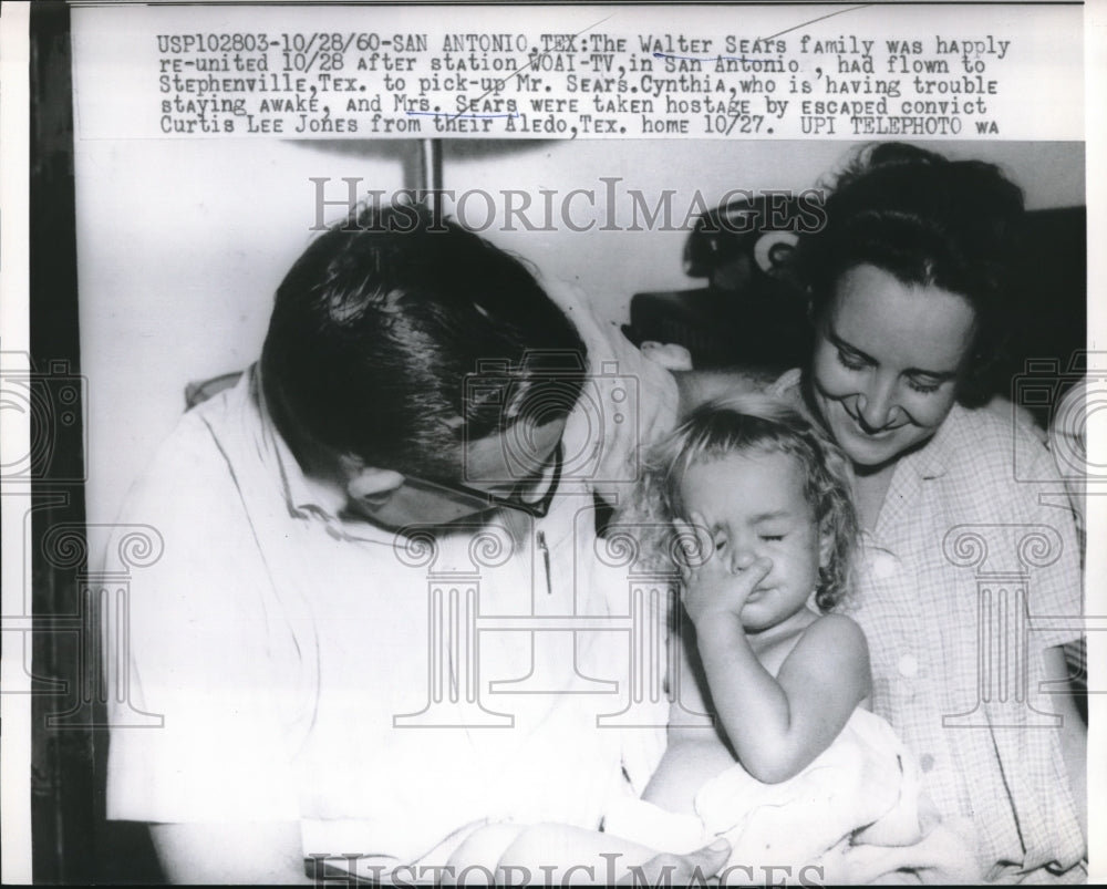 1960 Press Photo San Antonio, Tex. Walter Sears family after kidnapping - Historic Images