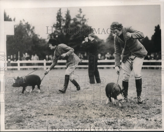 1939 Mrs WJ Stratton & Miss Gertrude Whitemore at Porker Derby - Historic Images