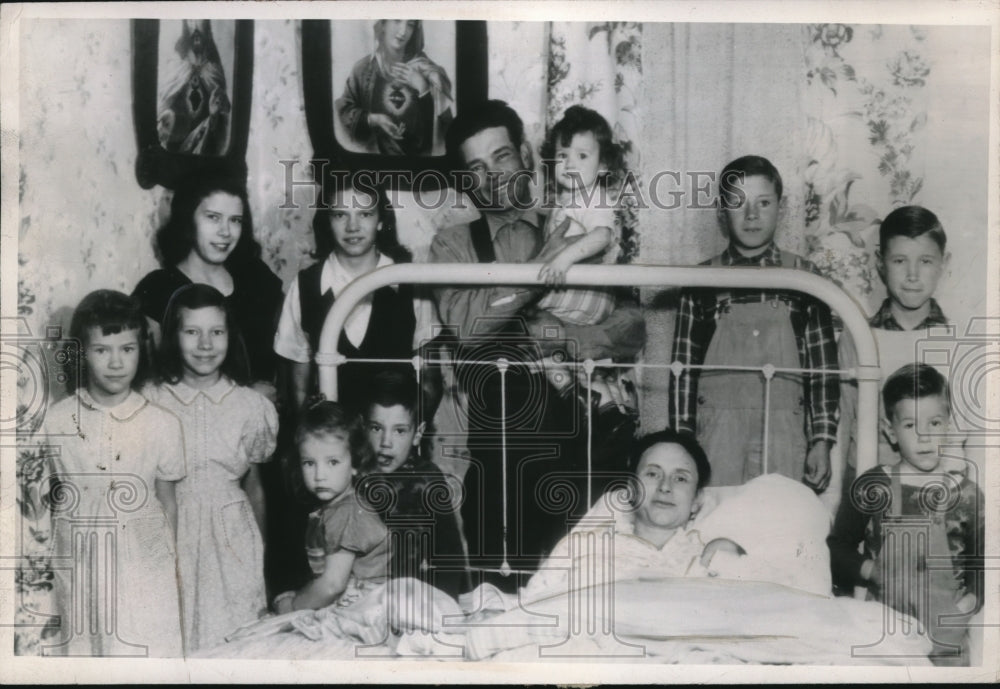 Press Photo Mr. &amp; Mrs. Lawrence Kennedy With 11 of 15 Children in St. Paul - Historic Images