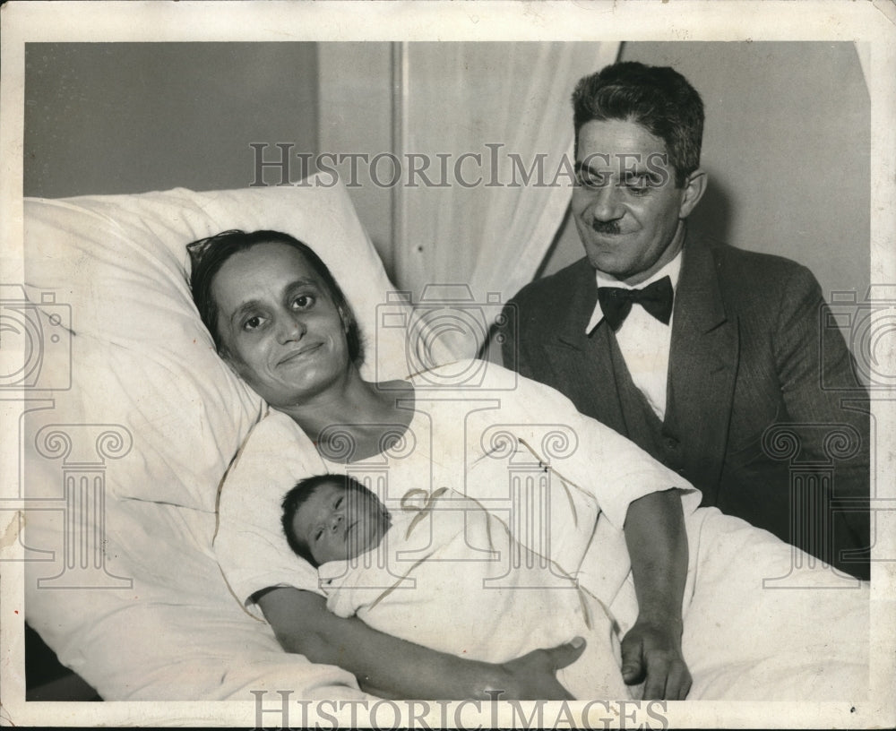 1931 Mr. &amp; Mrs. Constantine Ronita with Baby Eugenia - Historic Images