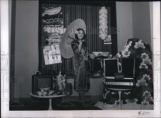 Press Photo Holly Green with prizes for Women's Federal savings anniversary-Historic Images
