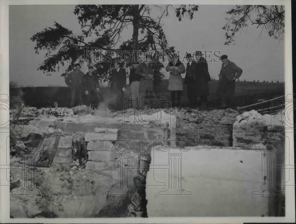 1948 Press Photo Prairie Grove, Ia. Don, Lester, Everett Waterhouse &amp; burnt home - Historic Images