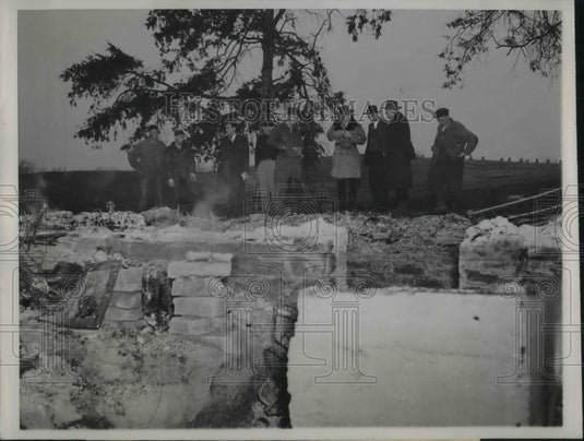 1948 Press Photo Prairie Grove, Ia. Don, Lester, Everett Waterhouse & burnt home - Historic Images