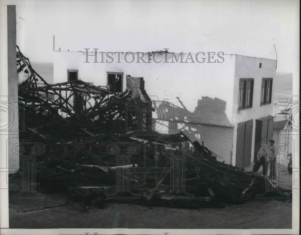 1946 Manhattan Beach, Calif wreck of burned home killed Keeneys - Historic Images