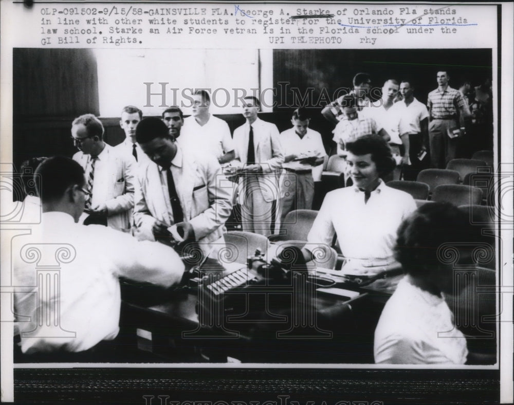 1958 Press Photo Gainesville, Fla Geo Starke registers fro Univ of Fla - Historic Images