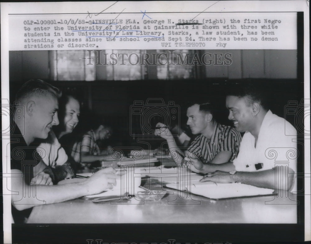 1958 Press Photo Gainesville, Fla Univ of Fla. Geo Starks in Law Library - Historic Images