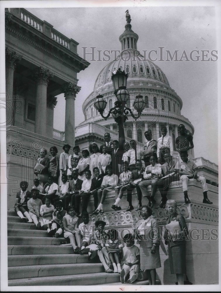 1959 Press Photo class photo taken on the steps of the House Of Rep. bldg. DC - Historic Images