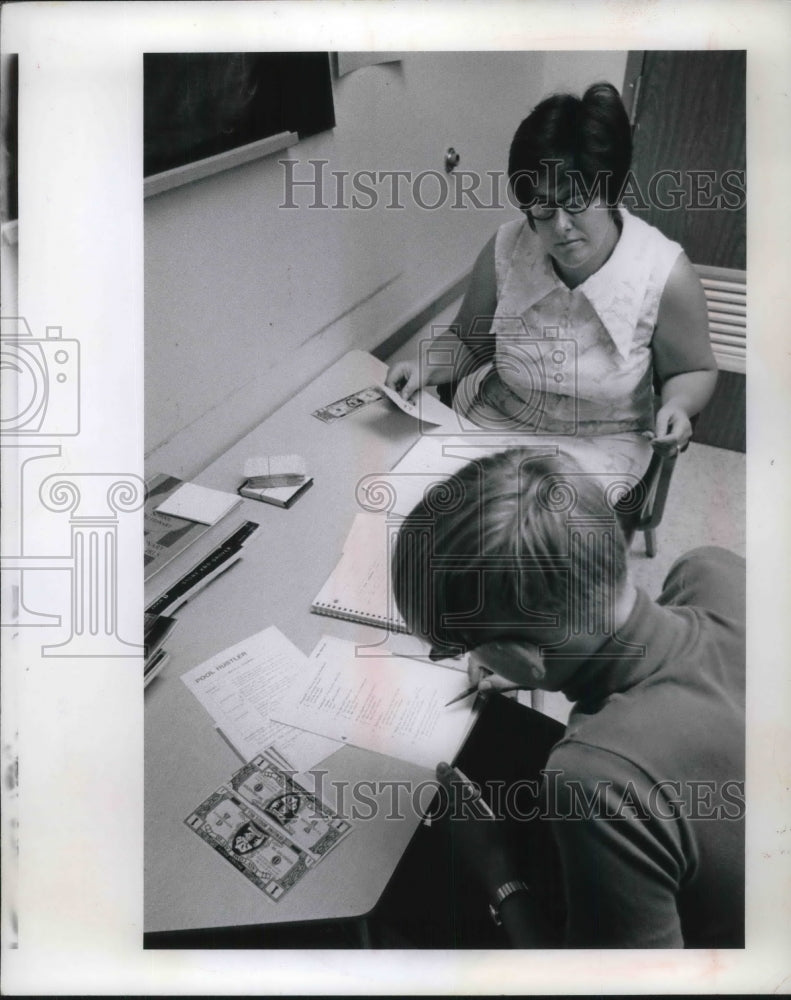 Press Photo A woman &amp; young boy at a desk at Kent State Univ. - Historic Images