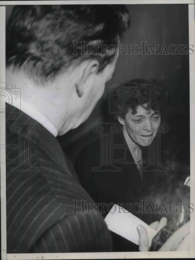 1945 Press Photo Mrs. Annie Irene Mansfeldt Bites Her Lip as Verdict Read - Historic Images