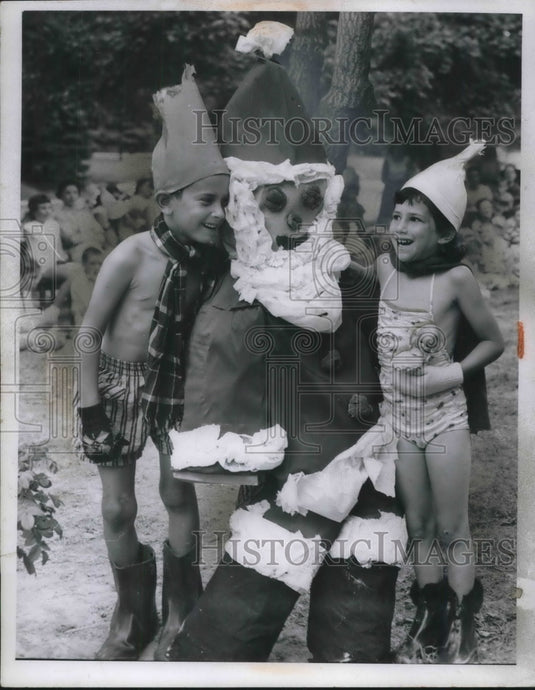 1957 Lonny Ganchik & Beck Roman with an August Santa - Historic Images