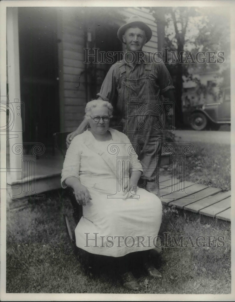 1928 Mrs Jennie Scellars &amp; Earl Scellar,owners of Hoover birthplace - Historic Images