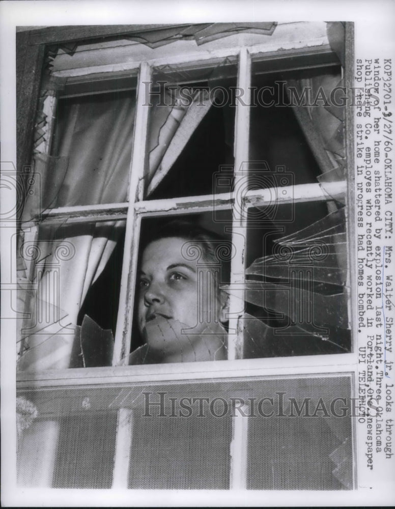 1960 Press Photo Oklahoma City, Mrs W Sherry Jr at window  broken by strikers - Historic Images