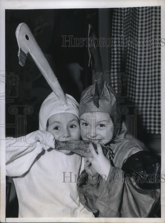 1946 Press Photo NYC, Barbara Van Dyke, Pat Schnaaps at Childrens Aid Society - Historic Images