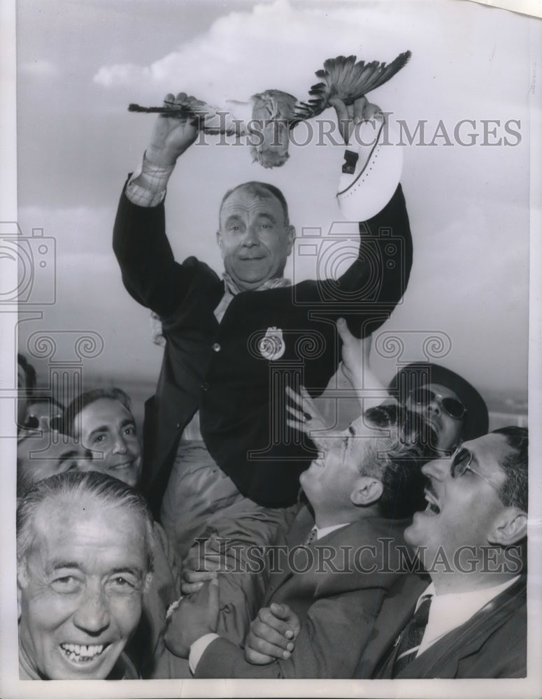 1956 Press Photo Rome, Italy Marksman E Vafiadis &amp; pigeon at championships - Historic Images