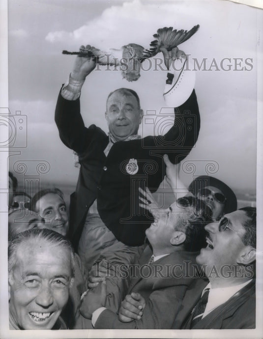1956 Press Photo Rome, Italy Marksman E Vafiadis & pigeon at championships - Historic Images