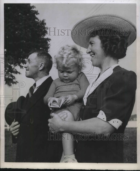 1943 Press Photo Lorrettville, Quebec Omer L'Heureux, wifer & 1 of their 17 kids - Historic Images