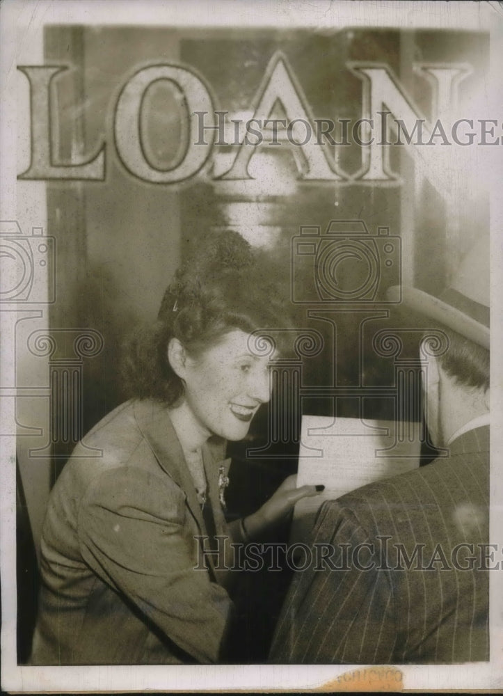 1944 Press Photo Chicago, Woman explains deductible of loans for bank customer-Historic Images