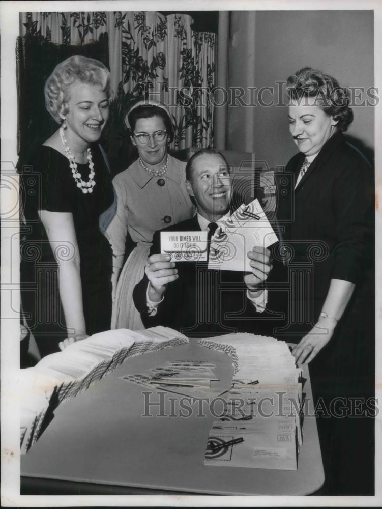 1961 Press Photo Edward Urban Charles Thompson Margaret Johnson Beta Sigma Phi - Historic Images