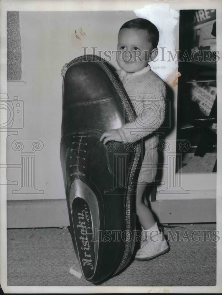 1957 Press Photo Paris France Giant Shoe And Child Leather Exhibition - Historic Images