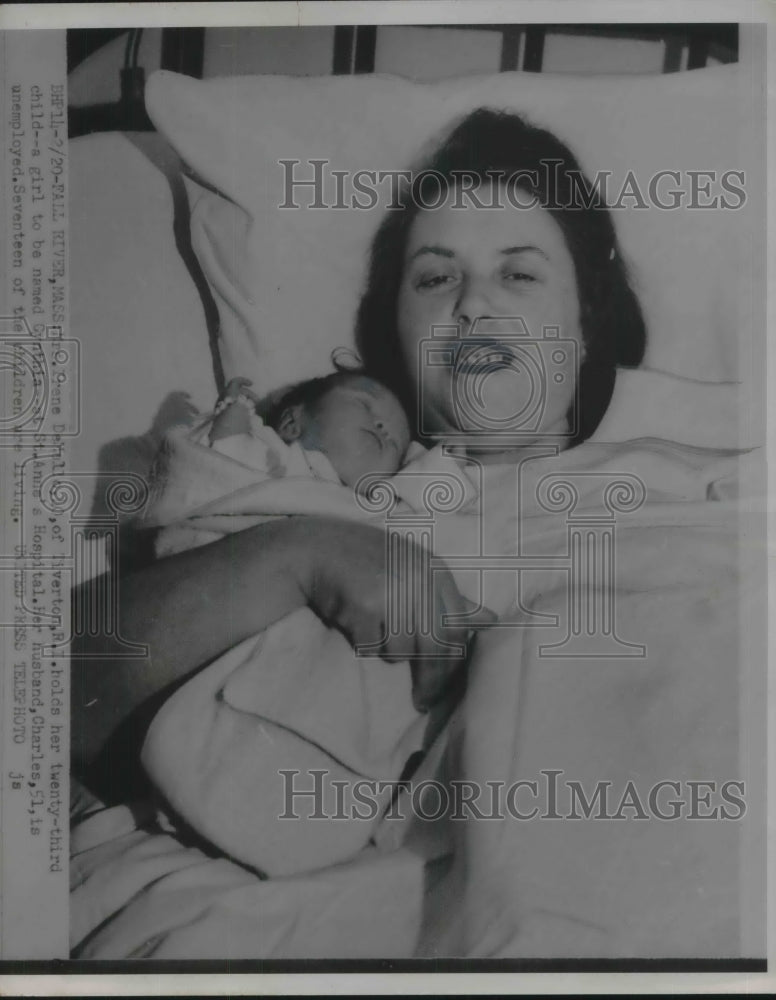 1954 Press Photo Irene Detalla Holding Her Twenty-Third Child - Historic Images