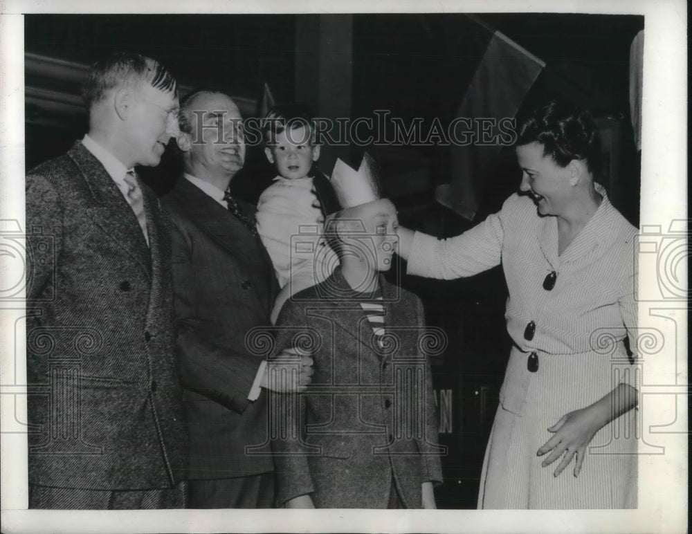 1942 Press Photo Mrs. William H. Smathers, John Montgomery, - neb98314 - Historic Images